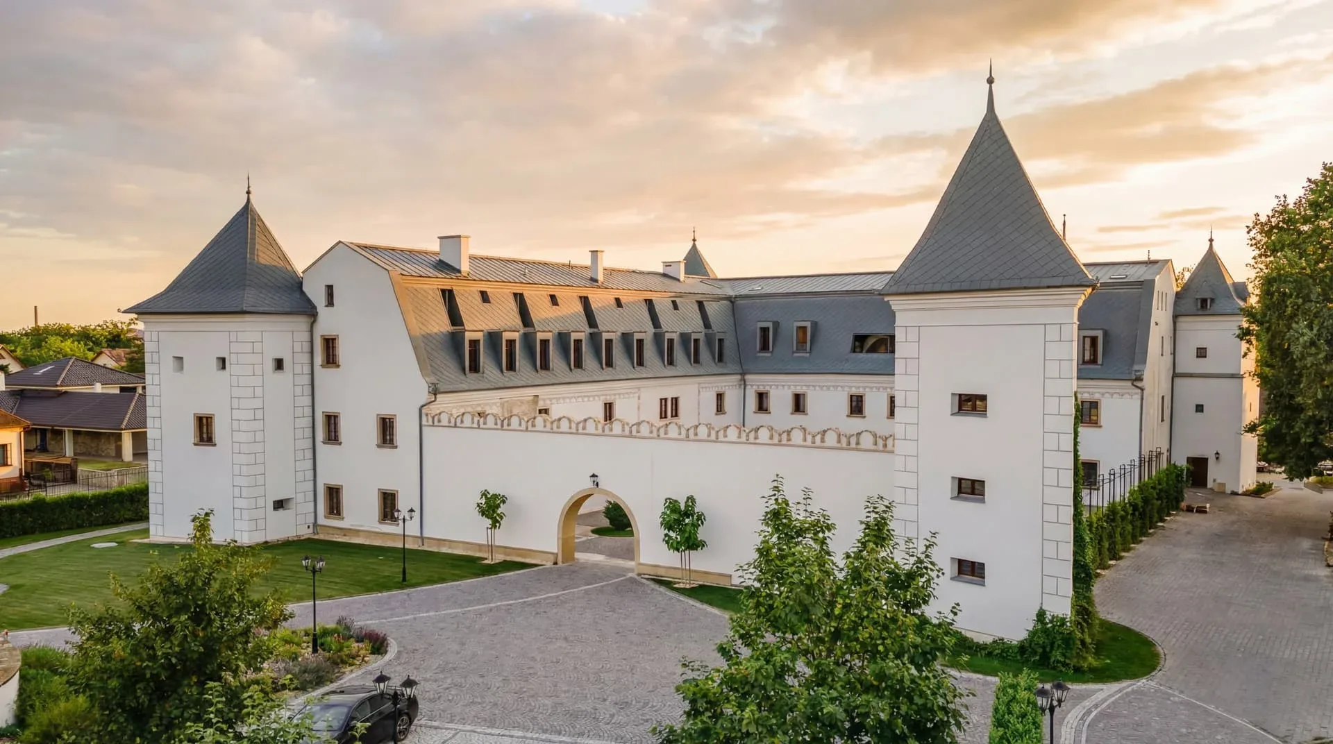 Schlossfassade und Innenhof