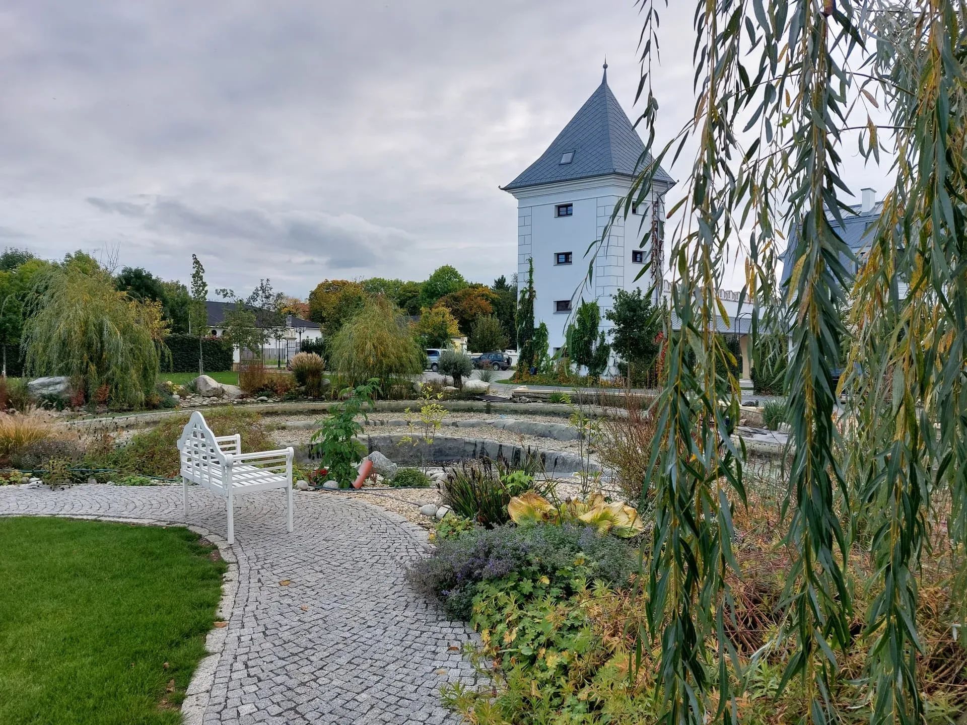 Gartenweg und Schlossturm